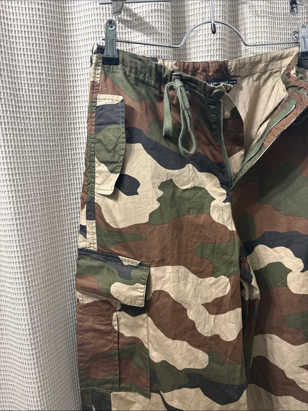 Good American Camo Zip-Front Cargo Pants in Green Brown Tan nwot - Picture 4 of 9